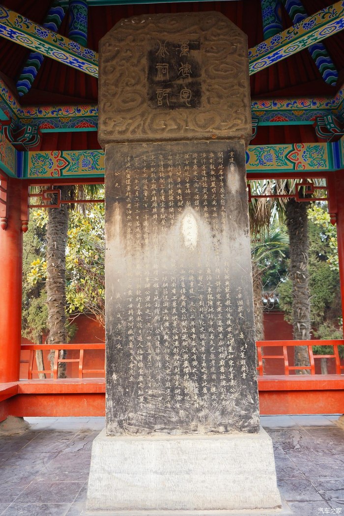 进入包公祠首先看到一个碑亭,碑上刻的都是包大人的功德!