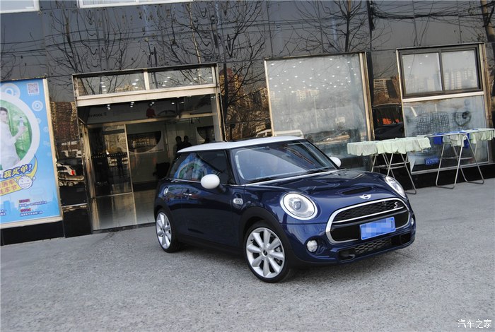 深蓝色mini f56丰台潇洒车店贴膜装饰作业