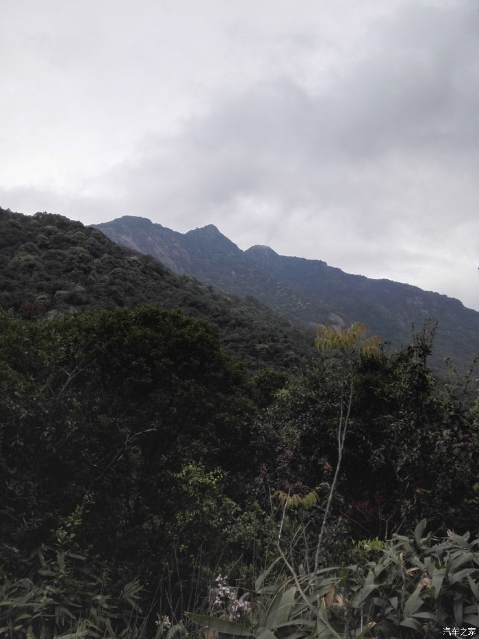 驾着轿车飞上海拔1000米象头山