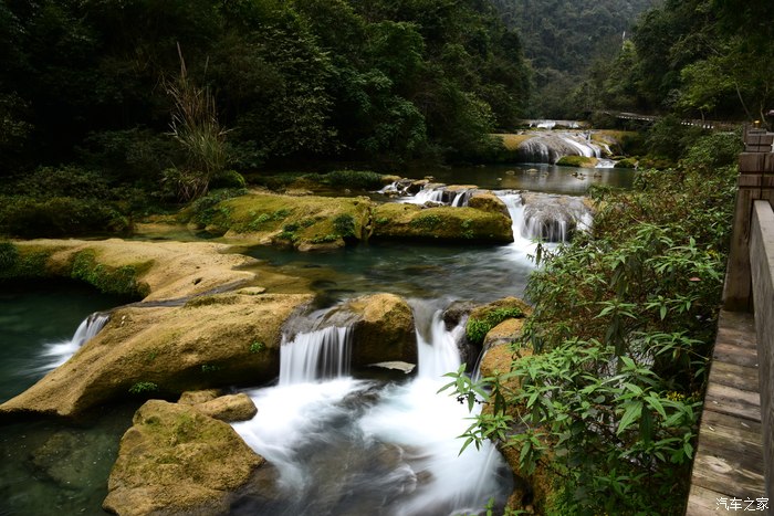这里的水呈深碧色