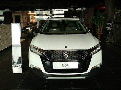 一眼就看到了我喜欢的ds6真的很漂亮,这边展厅刚好是一辆白色的ds6