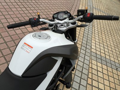 小镇里一道风景线--春风150nk白色