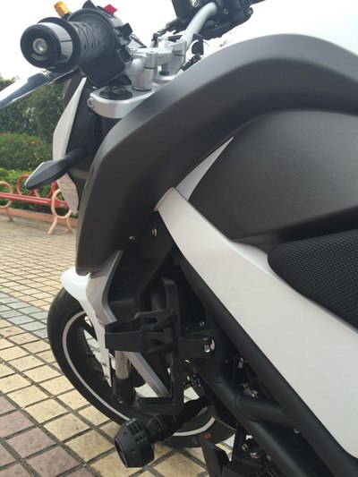 小镇里一道风景线--春风150nk白色