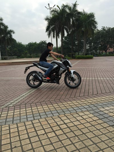 小镇里一道风景线--春风150nk白色