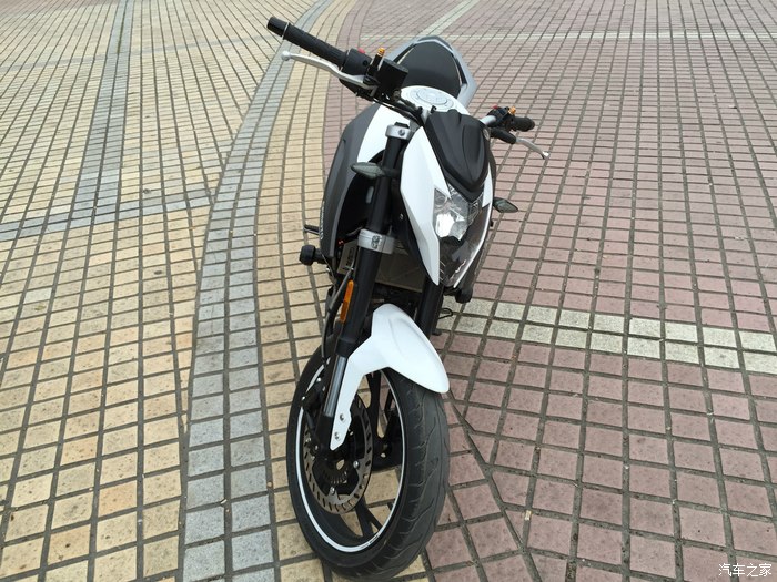 小镇里一道风景线--春风150nk白色