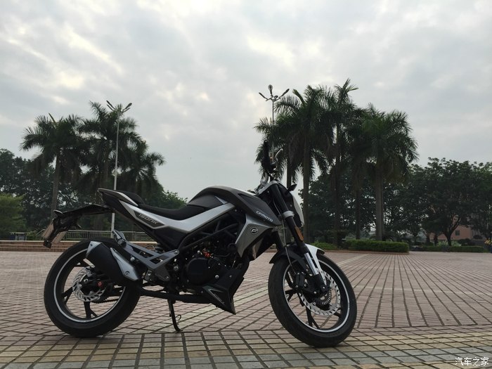 小镇里一道风景线春风150nk白色