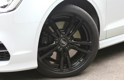 白色s3轮毂喷了个亮黑,贴了个黑顶感觉效果不错_奥迪s论坛_手机汽车之