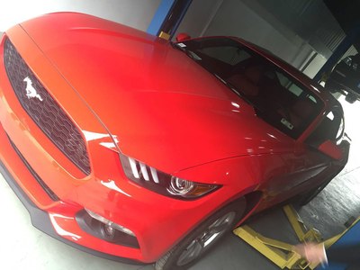 红色小马驹提车作业