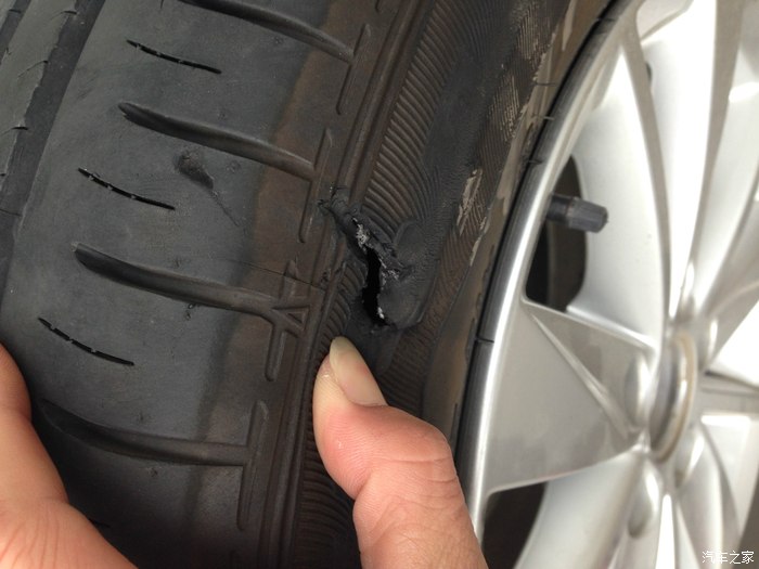 昨夜高7爆胎大众4s一条195邓禄普的轮胎报价740感觉好坑啊