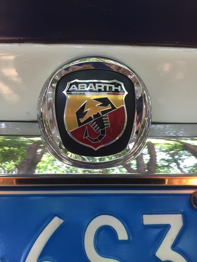 阿巴斯车标都不是贴纸的,是真实车标,无论手感质感都非常有档次的