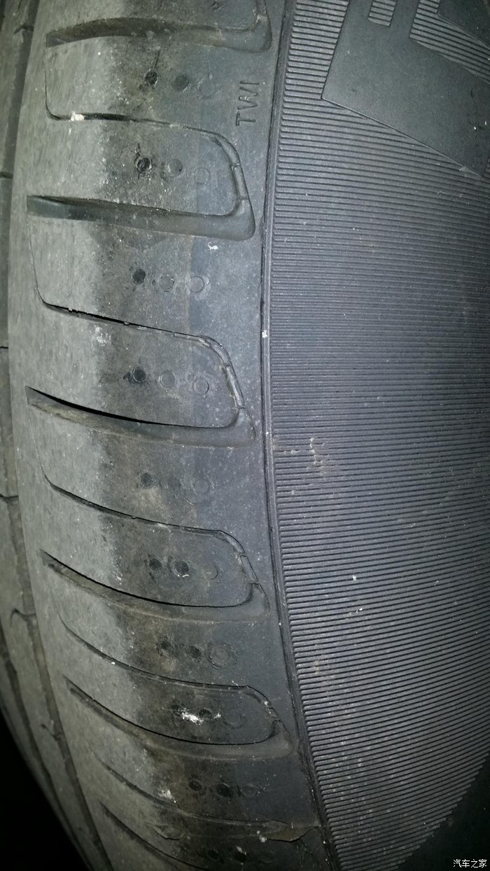 新车轮胎磨损这样算正常吗