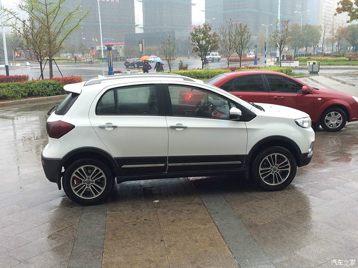 上后尾灯贴膜眼镜架另外我发现车屁股上haval贴的不齐