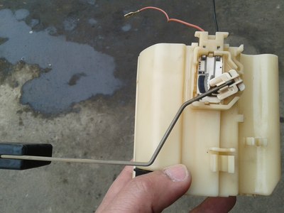 油浮子,用来显示油箱的油量的