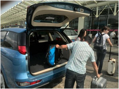 到了机场,司机立马下车帮我们把行李拿了出来,各种感动,女儿依依不舍