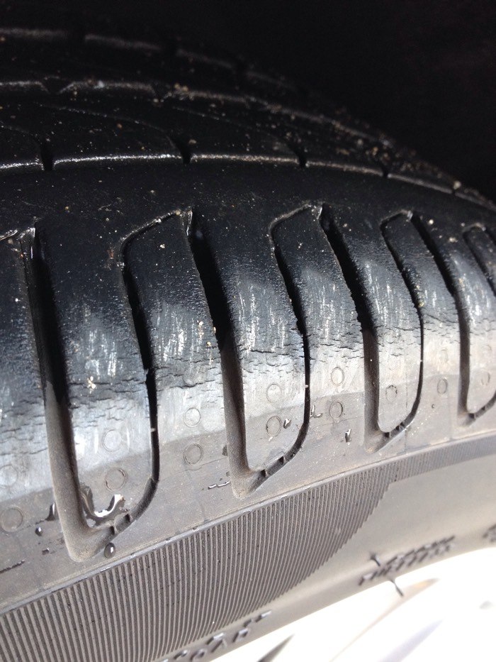 轮胎问题边缘橡胶开裂