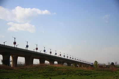 【春回大地】--北郊草滩 渭河大桥 草地蓝天 人与自然