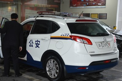 一辆进店保养的传祺警车.