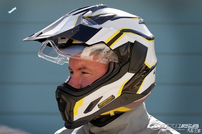 摩闻- touratech 推出三合一式碳纤头盔