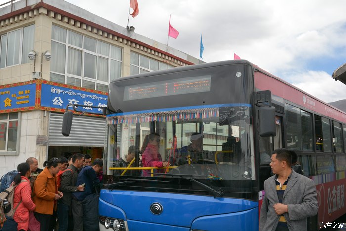 拉萨公交车站牌全部双语.