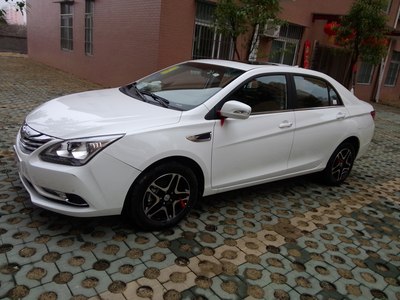 本人年纪四十七,论坛潜水六个月,自主合资全看遍,一见忠情比亚迪,虽然