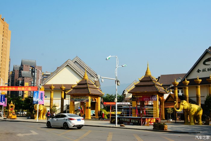西双版纳自驾游龙舟广场泰国街