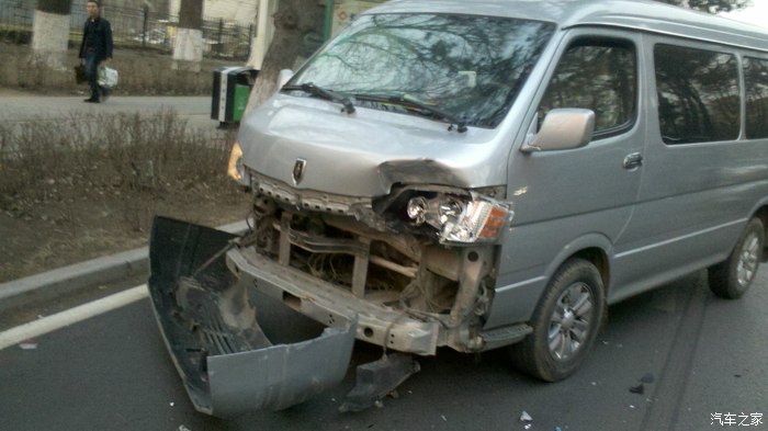 14款 结实晶锐 ,被金杯追尾 ,场面惨烈