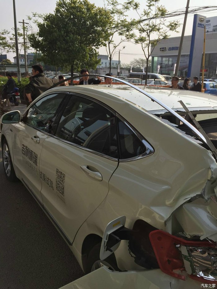 飞来横祸 吉利博瑞 被搅拌车冲撞