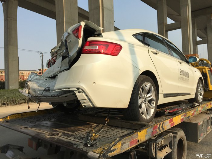 飞来横祸 吉利博瑞 被搅拌车冲撞