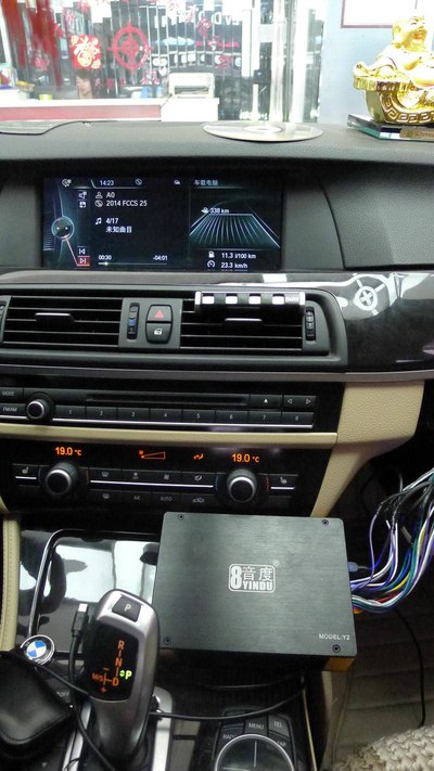 改装车型:宝马523 配置清单: 八音度y2音效处理器 从中控台侧边储物盒