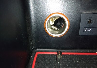 拔行车记录仪车充线时没注意,点烟器底座散架了,怎么办?详见图