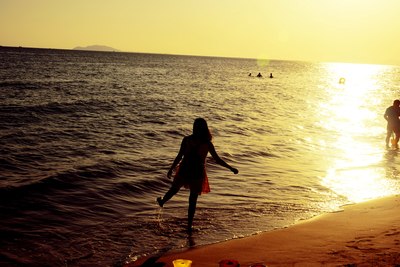 带上美女海滩走走看看