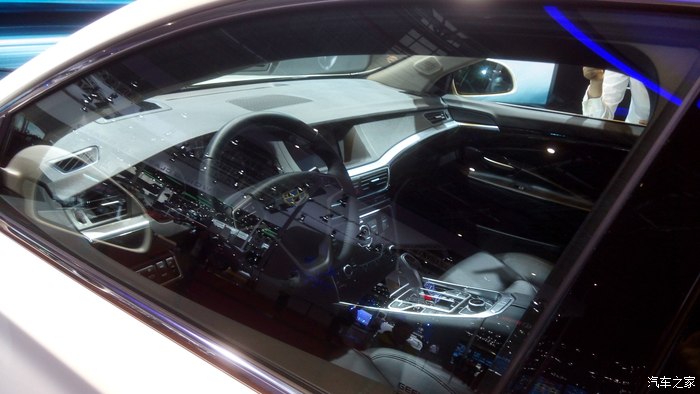 上海cs75官方车友会上海国际车展420媒体日之莱肯超跑美女