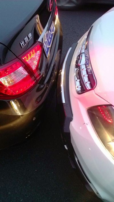 傻6被追尾,几个人的表情亮 了