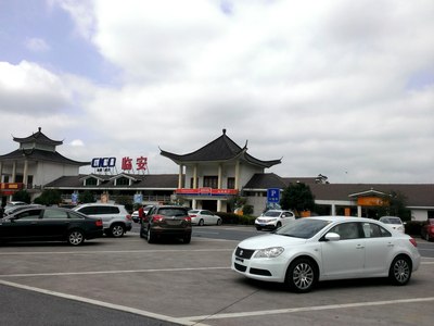 个时后进入临安服务区歇息人歇车也歇这样对车也