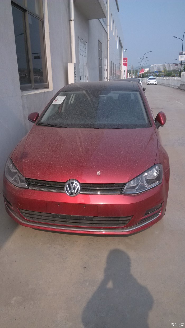雅玛红的好像暗了点,前几天4s仓库拍的现车