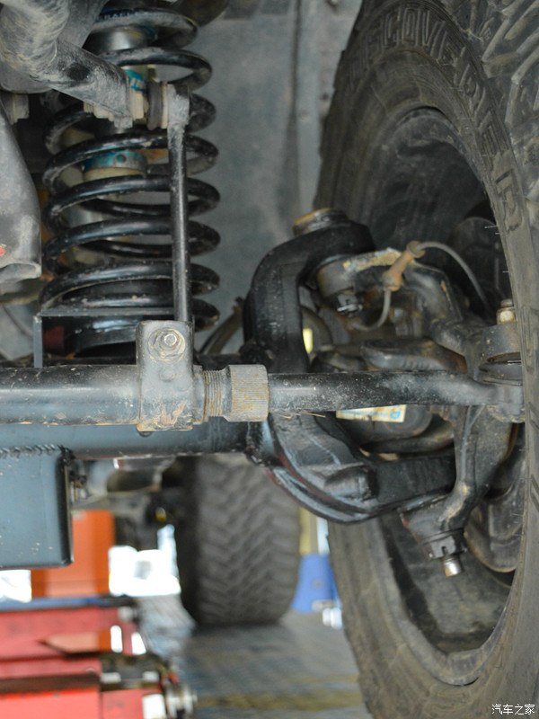 更换牧马人加强前桥作业