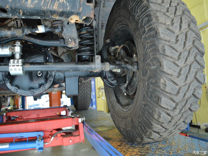 更换牧马人加强前桥作业