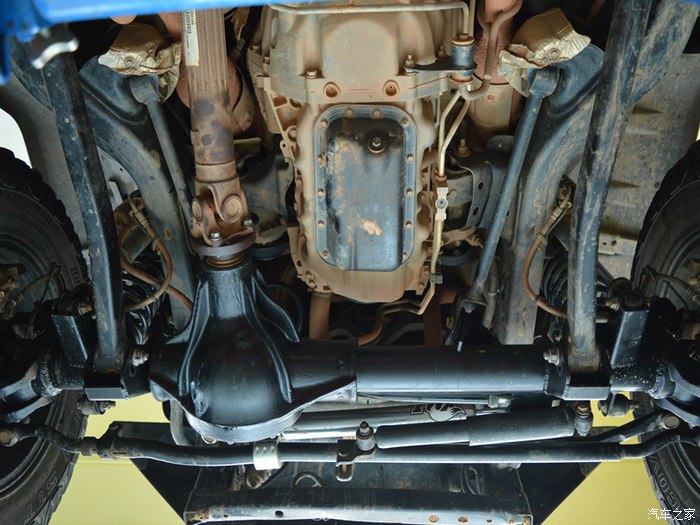 更换牧马人加强前桥作业