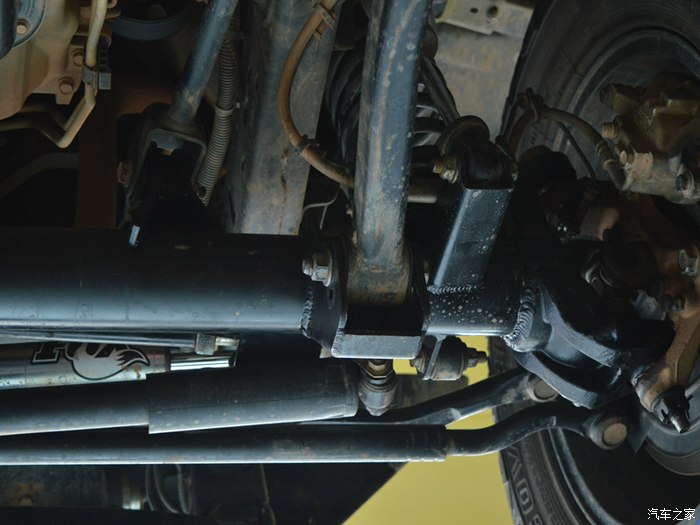 更换牧马人加强前桥作业