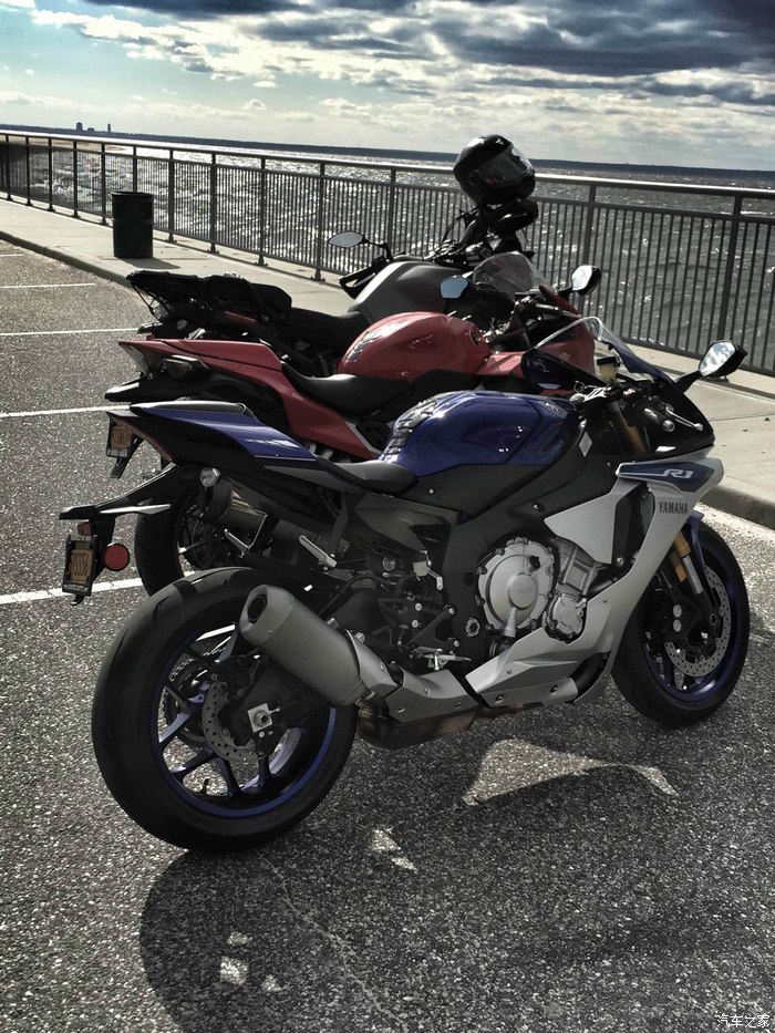 最接近gp赛车的量产公升车,鳄鱼先生2015款雅马哈r1提车
