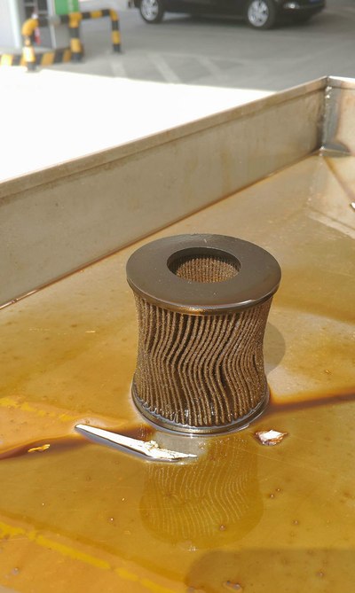 掏包网买到假冒原厂机油滤芯,扭曲变形成小蛮腰了