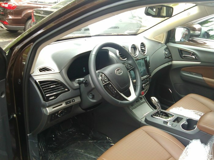 借用dragongz老兄的图棕色内饰个人觉得不好看