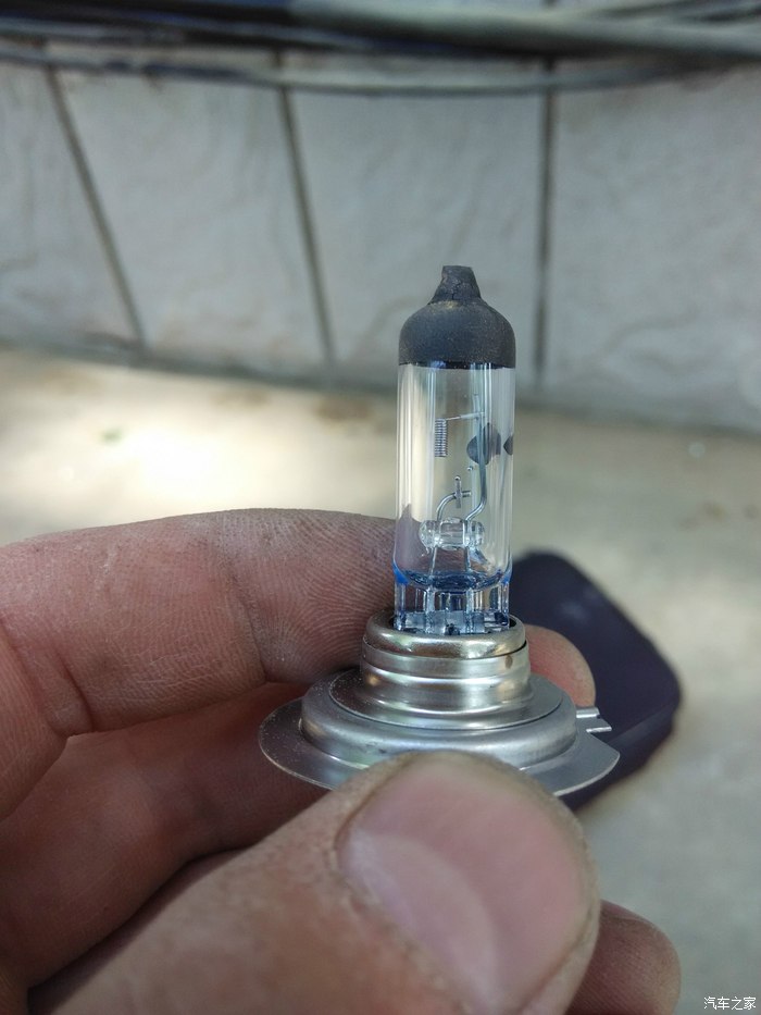 看看旧灯泡,灯丝断了