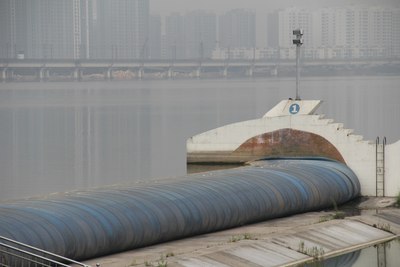 游览亚洲最大的橡胶拦水大坝