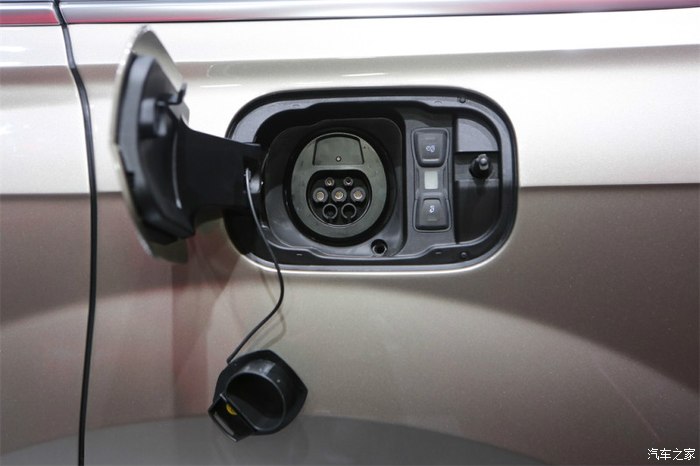 上海车展开奥迪q7 e-tron quattro