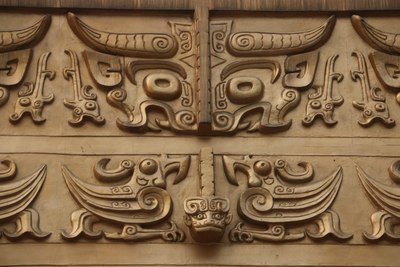 经过玄鸟之后字坊字坊建筑外观像甲骨文中字外形过字坊后馆前广场两旁