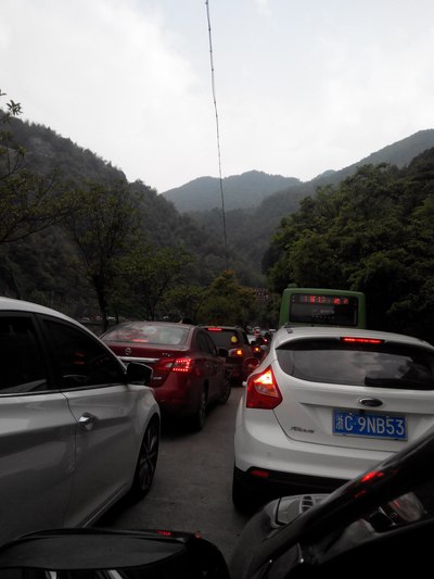 温州高速堵车,速锐追尾了奥迪a6