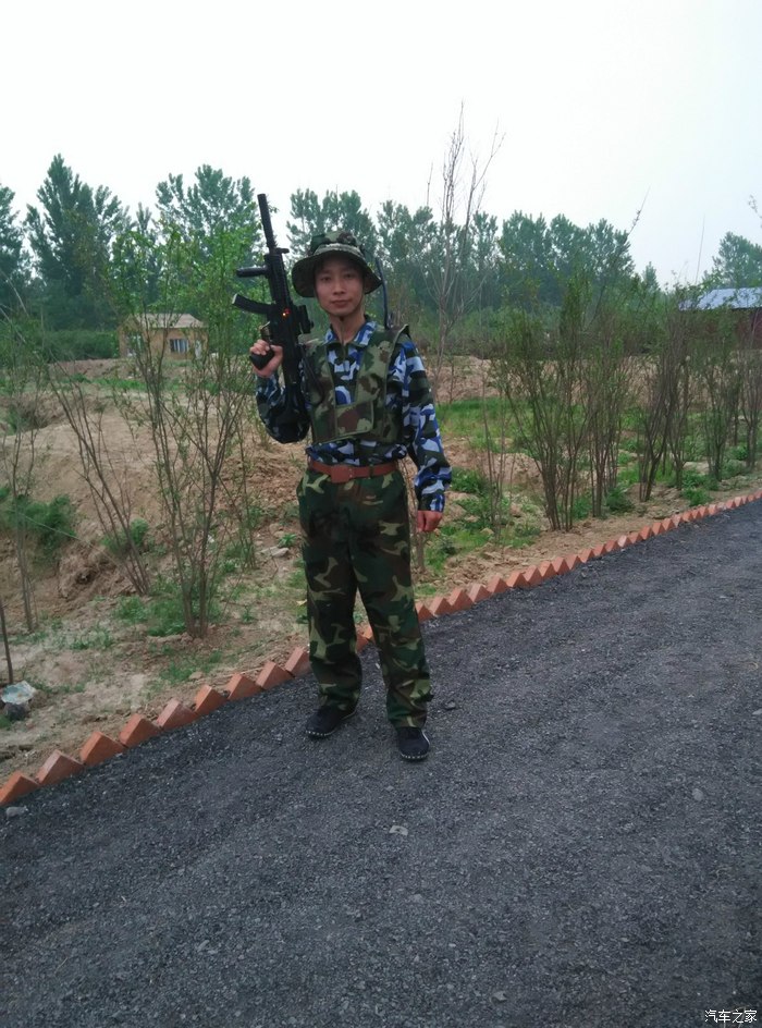 忍不住吐槽一句,衣服和帽子根本不搭,如何反衬我们精英部队专业的水准