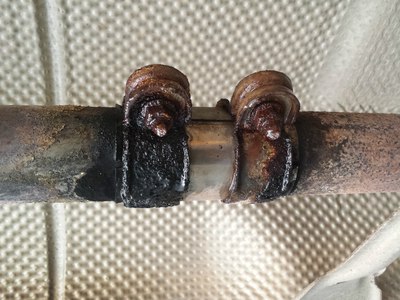 已锈蚀的排气管连接抱箍