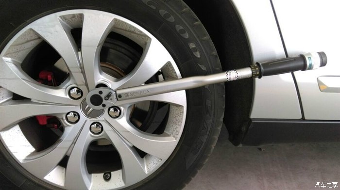 扭力扳手上轮胎螺丝